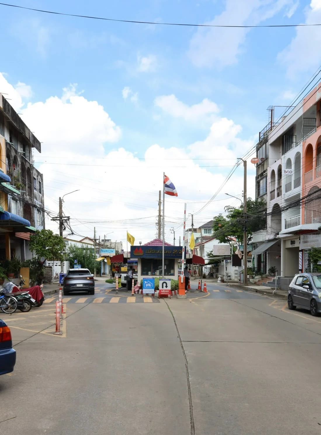 เส้นทางสัญจรและพื้นที่จอดรถ